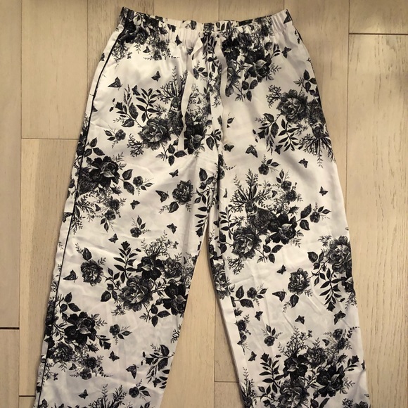 VICTORIA’S SECRET PJ SET - Picture 2 of 4